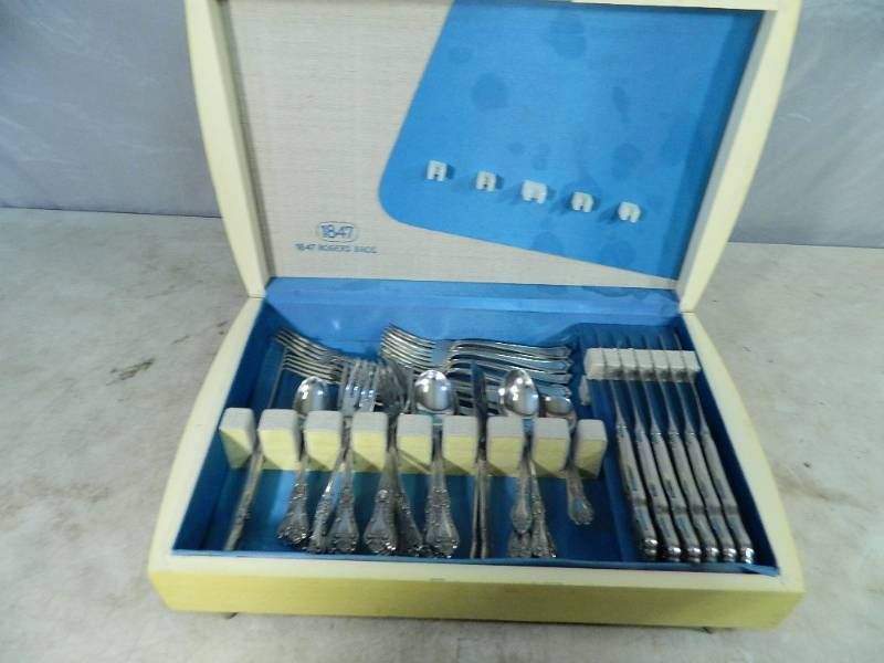 lot 41 image: Assorted Rogers Silverware in Case