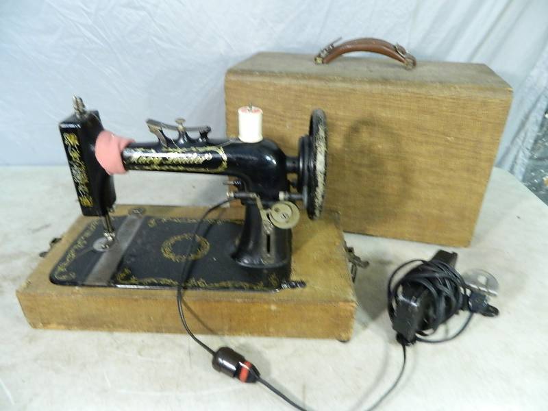 lot 116 image: Vintage Macy Leader Sewing Machine with Case