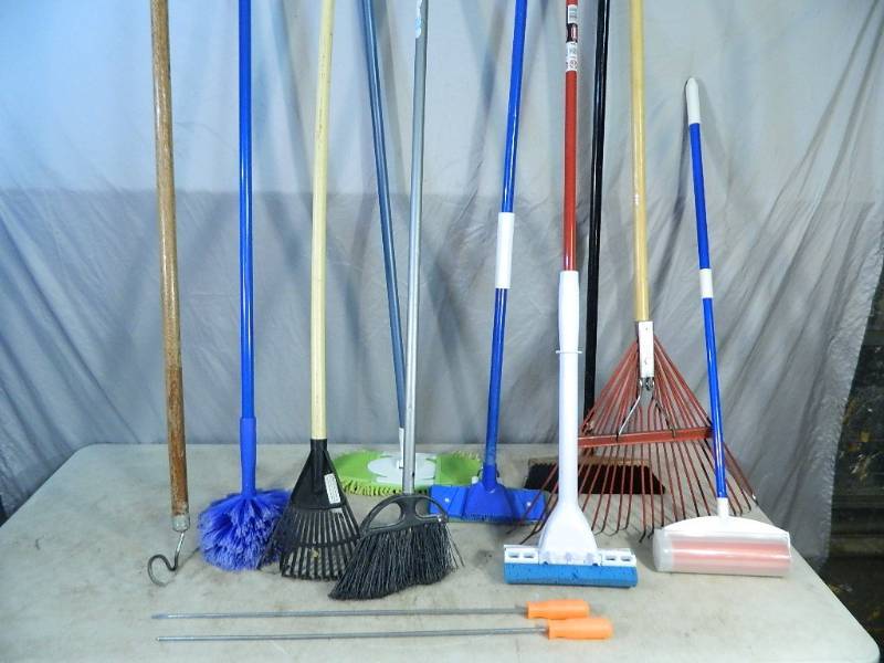 lot 202 image: Long Handles Tools, Screwdrivers