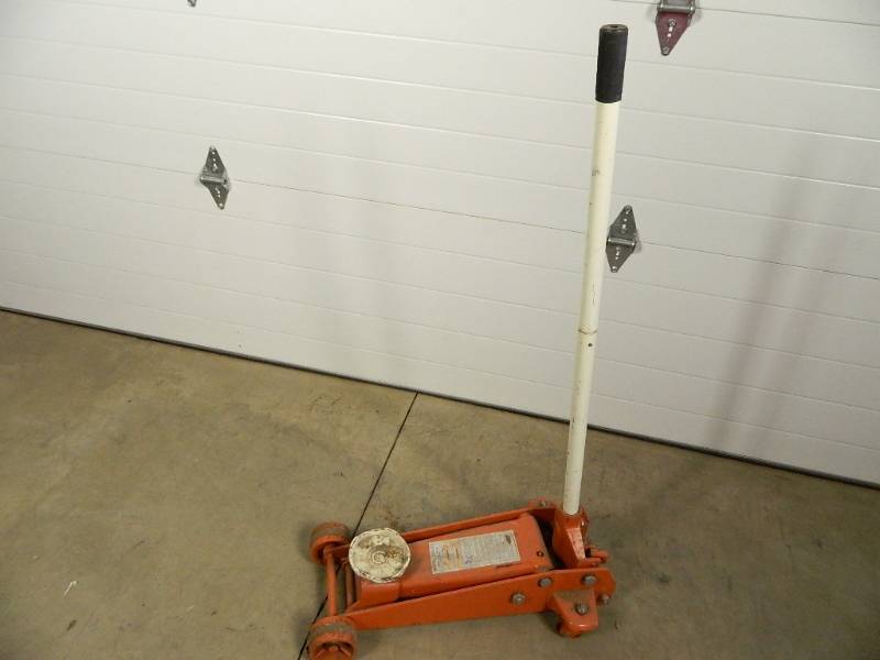 lot 12 image: 3 Ton Floor Jack