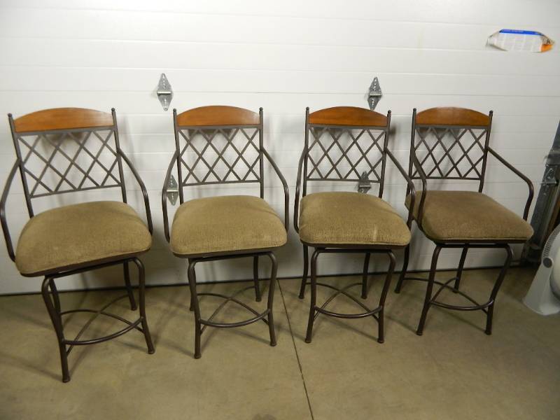 lot 17 image: 4 Bar Stools