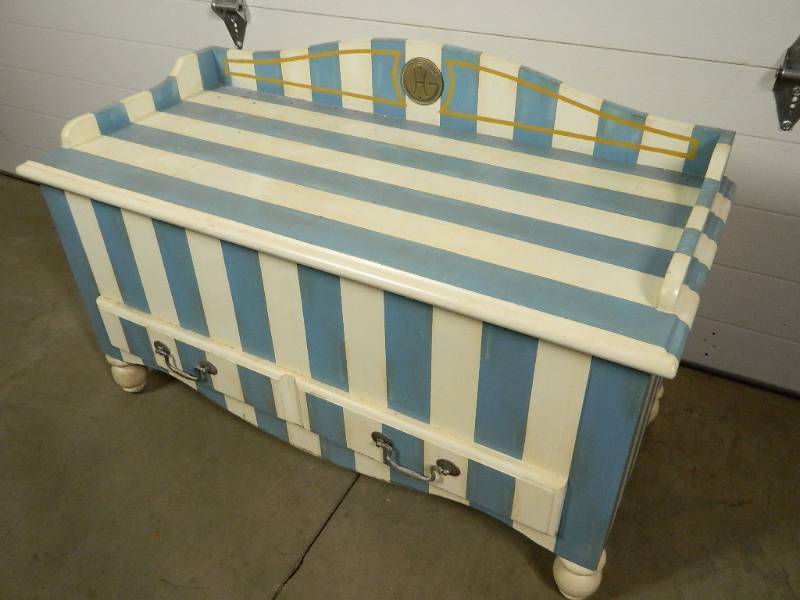 lot 209 image: Cute Bench with Storage