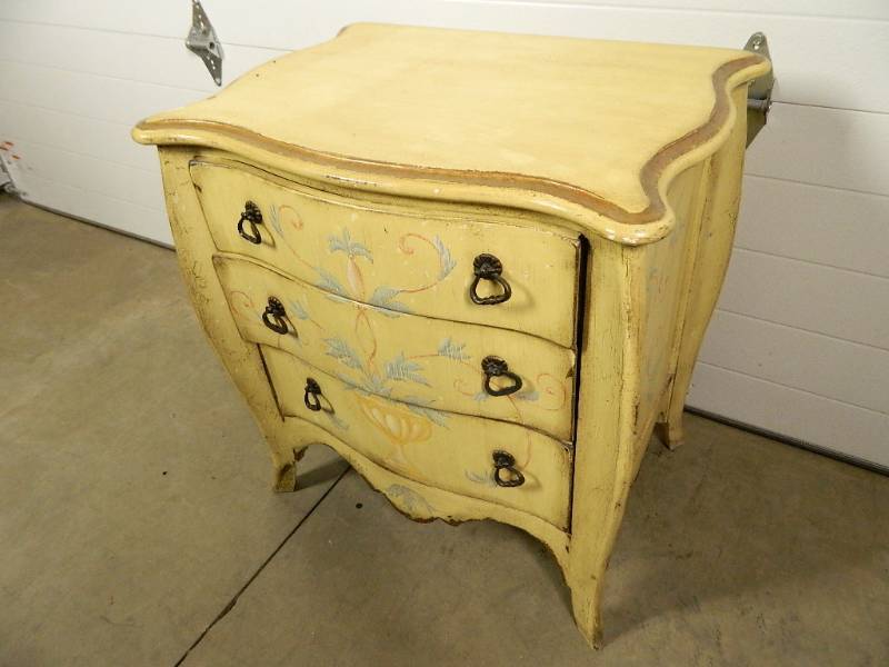 lot 212 image: Cute Drexel 3 Drawer Side Table