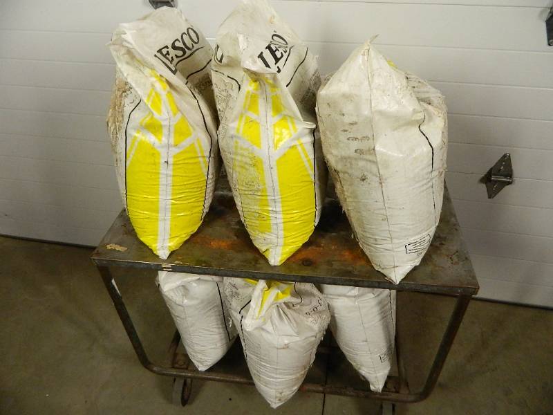lot 215 image: 6 Bags of Lesco Fertilizer