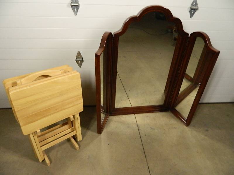 lot 218 image: Tv Tray Set and Neat Folding Mirror