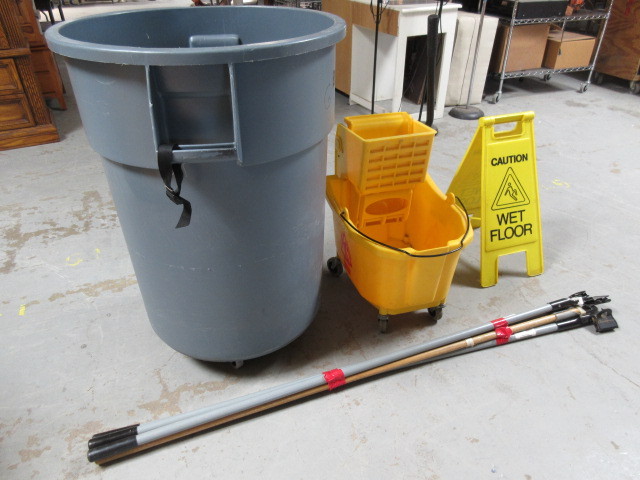 lot 405 image: MOPPING SUPPLIES AND TRASH CAN