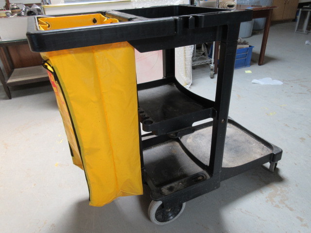 lot 406 image: RUBBERMAID JANITORIAL CART