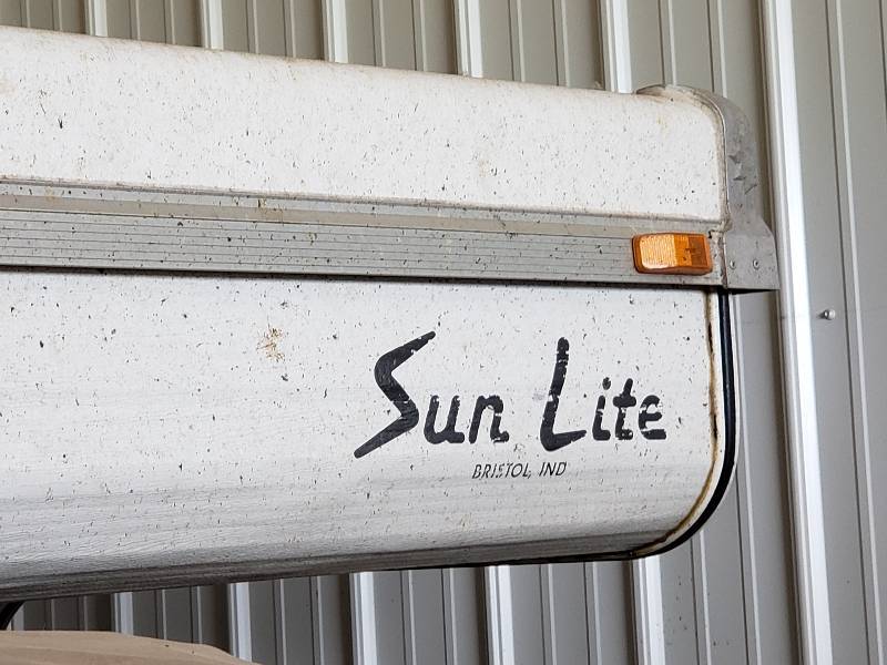 lot 3 image: Sun Lite Pop-up Truck Camper