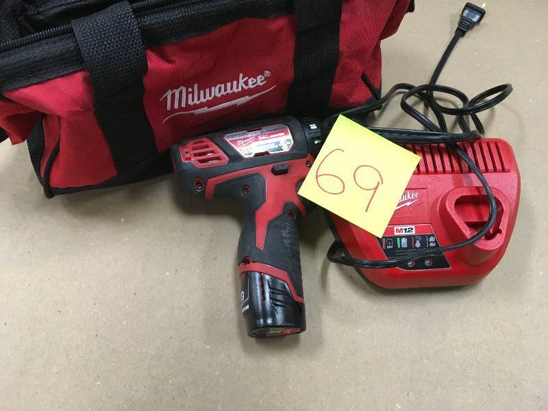Milwaukee M12 12-Volt Lithium-Ion Cordless 38 in. DrillDriver Kit with (2) 1.5ah Batteries, Charger and Tool Bag in working condition
