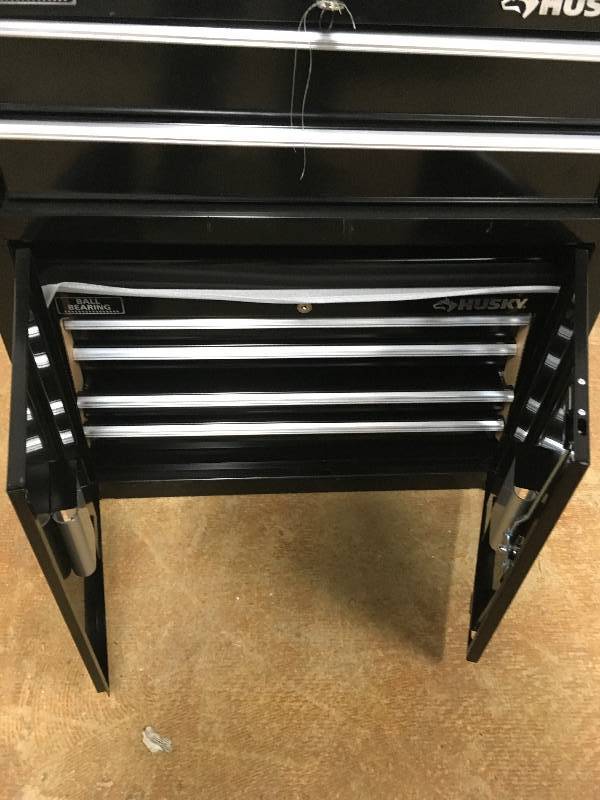 Husky 26 in. 6-Drawer Tool Chest Damage in good condition