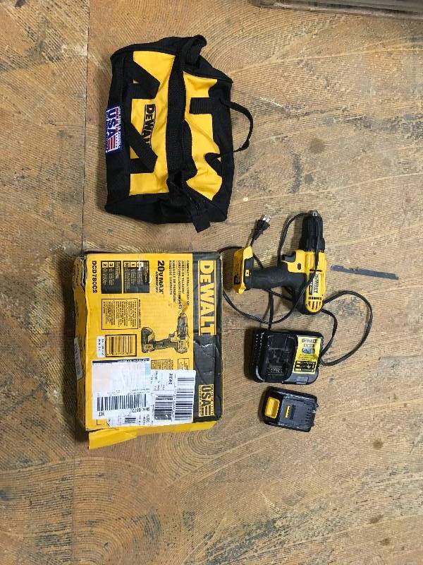 Dewalt 20-Volt MAX Lithium-Ion Cordless Compact DrillDriver with (1) Batteries 1.5Ah, Charger and Contractor Bag