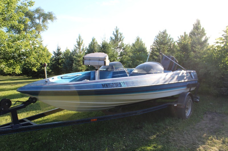 lot 2653 image: 1988 Bayliner Trophy Series Fish  Ski Boat w Trailer