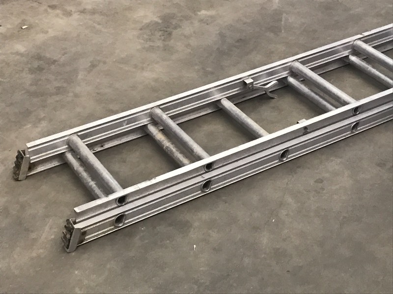 lot 11 image: Keller 20ft Extension Ladder