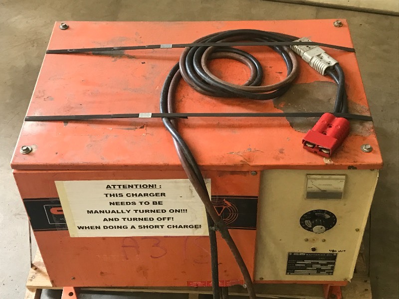 lot 21 image: Commercial Battery Charger