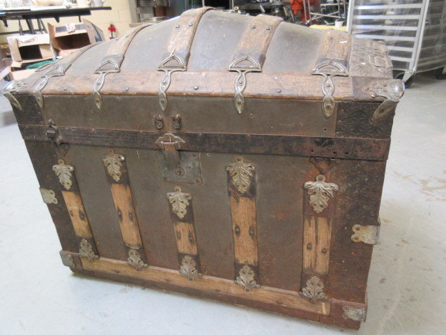 lot 505 image: WOODEN STEAMER CAMEL BACKDOMED TRUNK