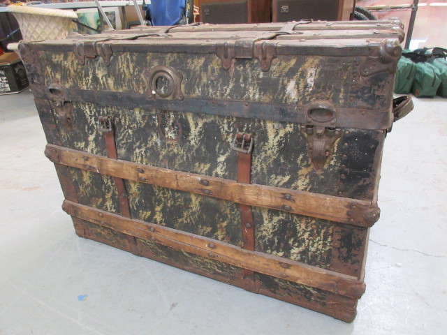 lot 506 image: WOODEN STEAMER TRUNK