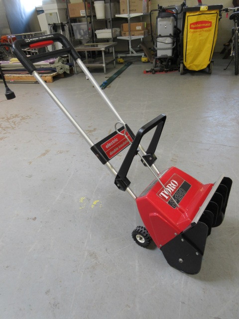 lot 516 image: ELECTRIC TORO S-120 SNOW THROWER