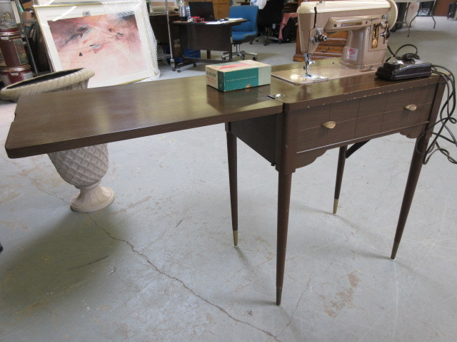 lot 523 image: SINGER ELECTRIC SEWING MACHINE CONSOLE
