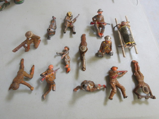 lot 525 image: 13 VINTAGE LEAD MILITARY FIGURINES - BARCLAY