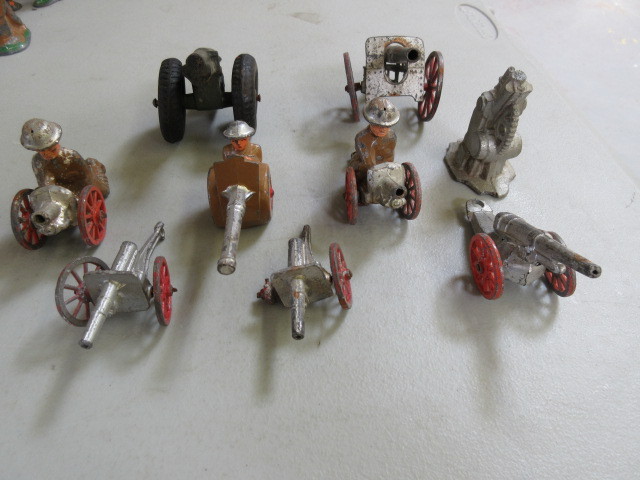 lot 526 image: 9 VINTAGE LEAD FIGURINES BIG GUN AND CANNONS - BARCLAY & OTHERS