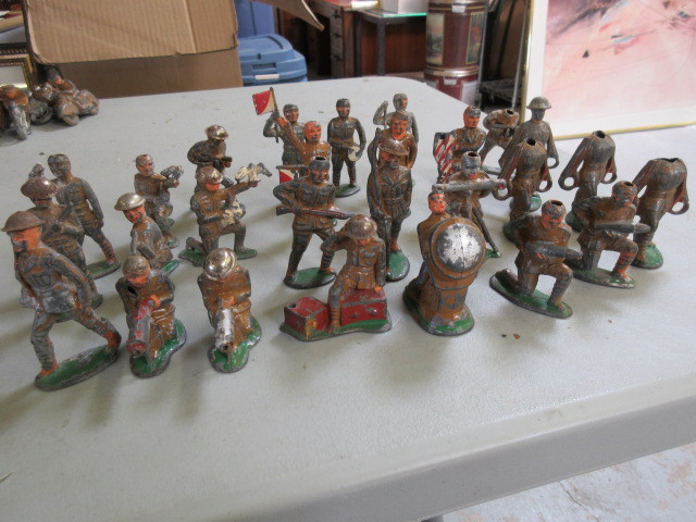lot 527 image: 28 VINTAGE BARCLAY MILITARY LEAD FIGURINES