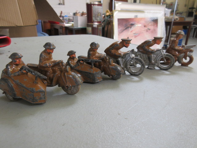 lot 528 image: 5 VINTAGE LEAD AND RUBBER MOTORCYCLE FIGURINES BARCLAY AND OTHERS