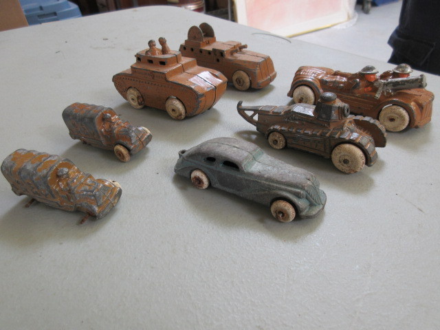 lot 529 image: 7 VINTAGE LEAD BARCLAY MILITARY TANKS AND TRUCKS