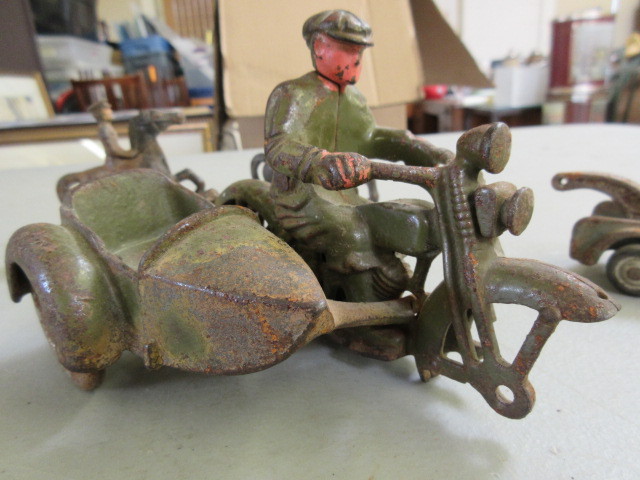 lot 530 image: HUBLEY CAST IRON HARLEY DAVIDSON WITH SIDE CAR AND MORE