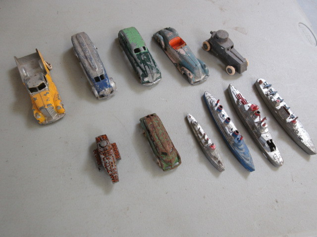 lot 532 image: 11 VINTAGE TOOTSIETOY AUTOMOBILES AND SHIPS