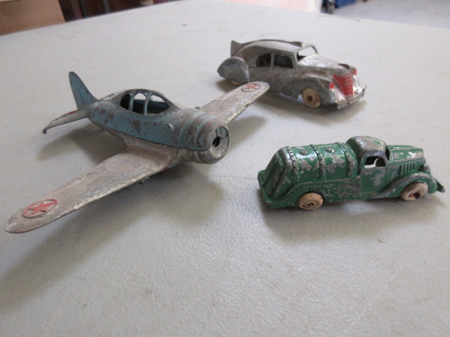 lot 534 image: 3 VINTAGE HUBLEY VEHICLES