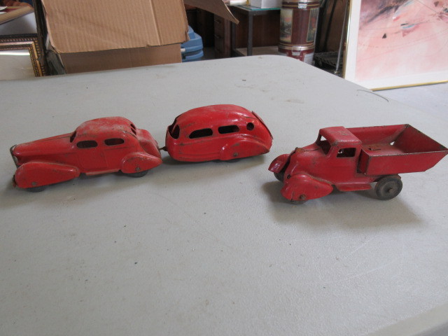 lot 535 image: 2 VINTAGE WYANDOTTE PRESSED STEEL TOY VEHICLES