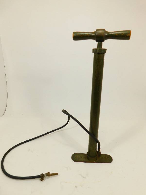 lot 4 image: Vintage Military Air Pump  US ORD
