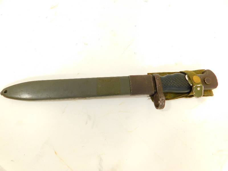 lot 6 image: Vintage US Military Knife In Case