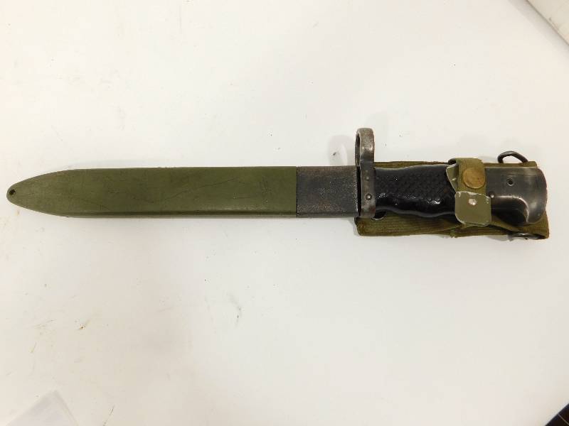 lot 8 image: Vintage TULEDO Military Bayonet Knife In Carrying Case