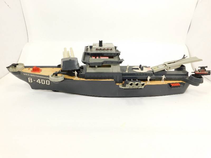 lot 29 image: U.S.S. Battlewood--Vintage 1963 B-400 Toy Battleship Model