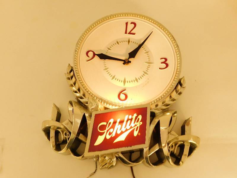 lot 30 image: Rare 1979 Vintage Schlitz Beer Working Lighted Clock