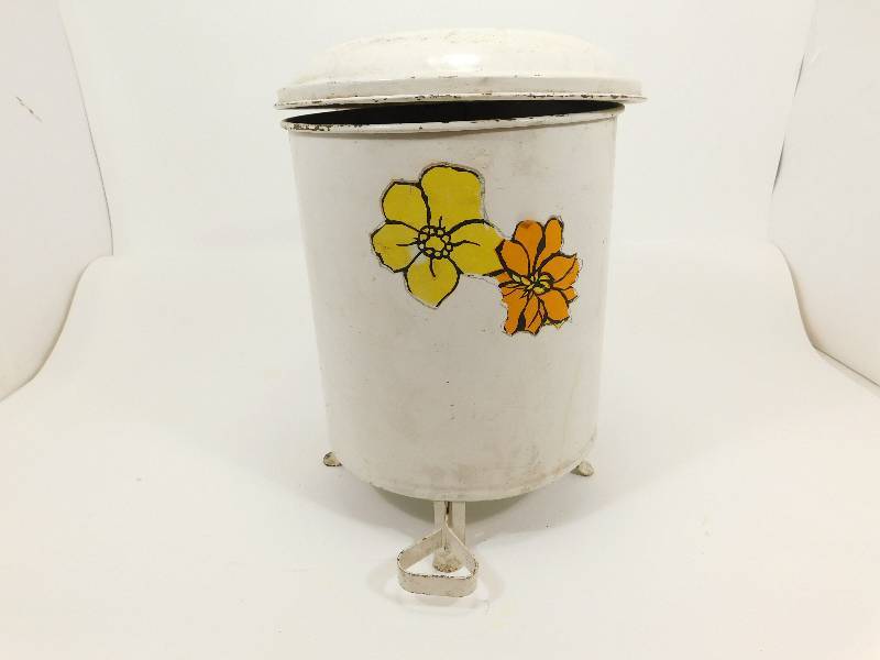 lot 35 image: Round Vintage Cream Colored Flip Up Top Garbage Can