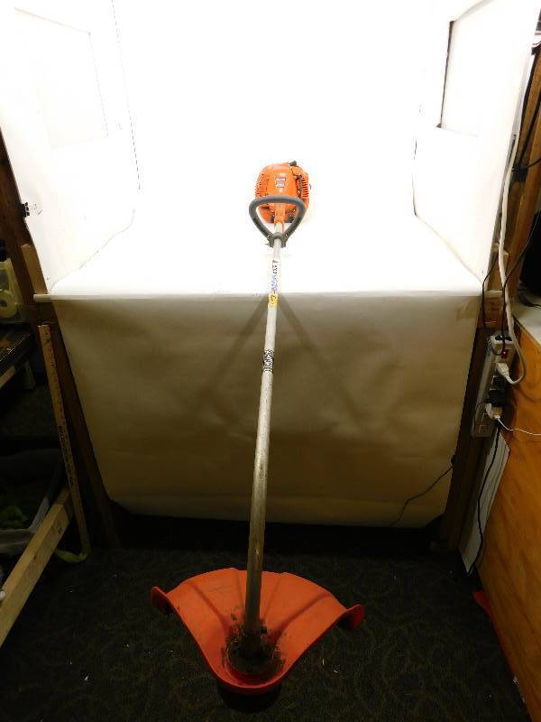 lot 58 image: Gas Run Weedtrimmer --EFC08725 TA