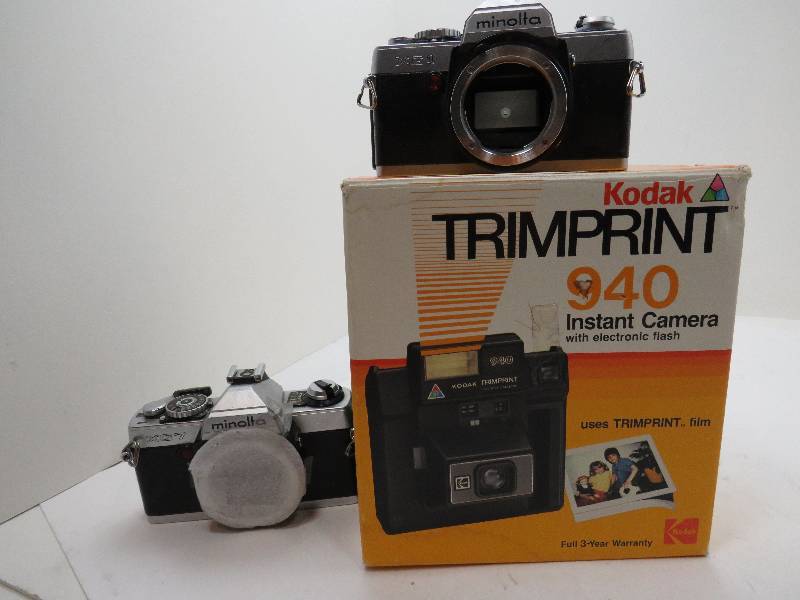 lot 15 image: LOT OF 3 VINTAGE CAMERAS MINOLTA AND A KODAK