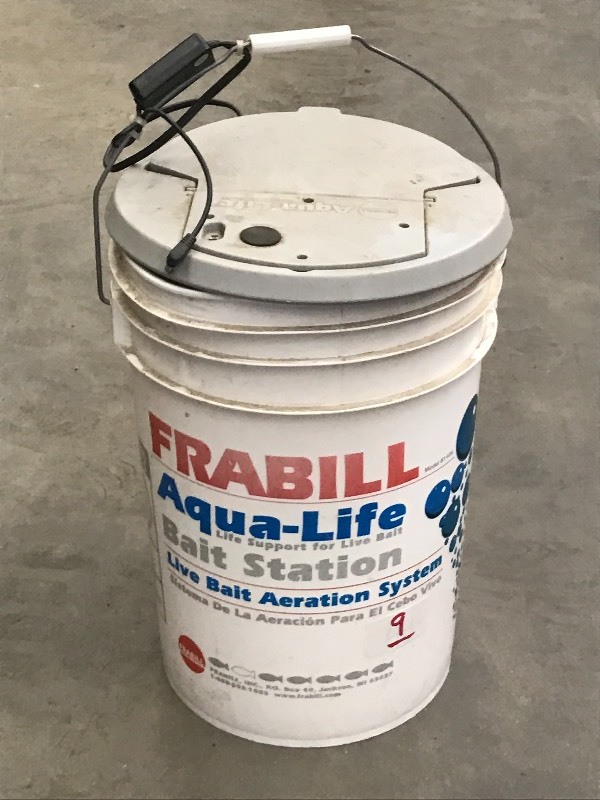 lot 9 image: Franill Aqua-Life Bait Station Buck...