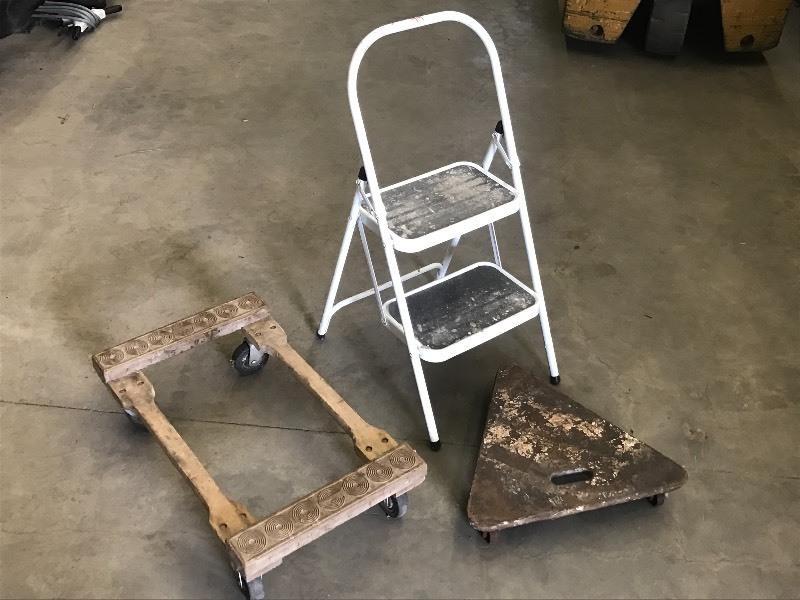 lot 44 image: Lot Of (2) Floor Dollies & (1) Stee...