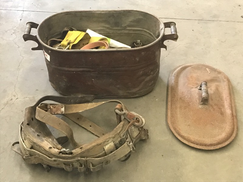 lot 54 image: Vintage 24 Copper-Like Tub With As...