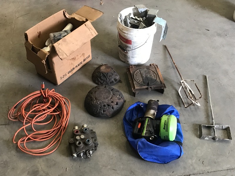 lot 66 image: Lot Of Vintage Cast Iron Stove Pie...