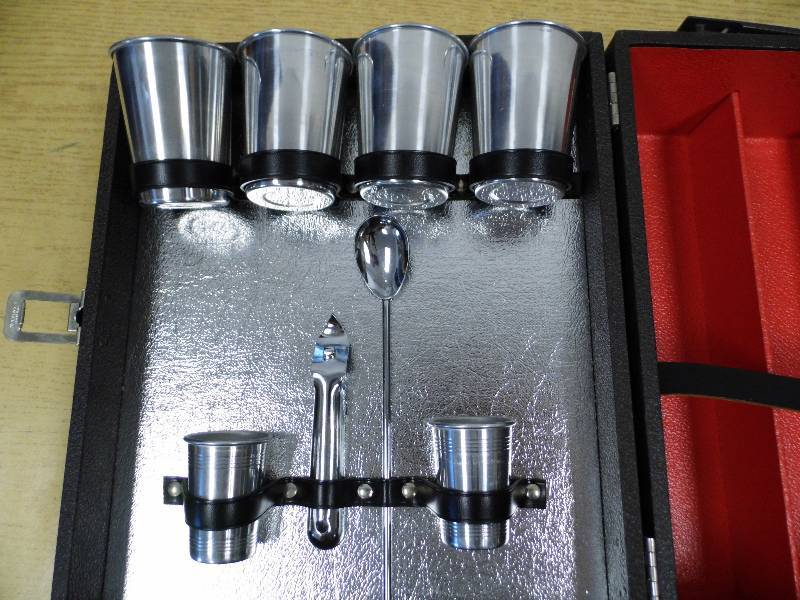 lot 3 image: Portable Bar Case