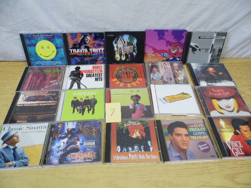 lot 7 image: Lot of 20 CDs