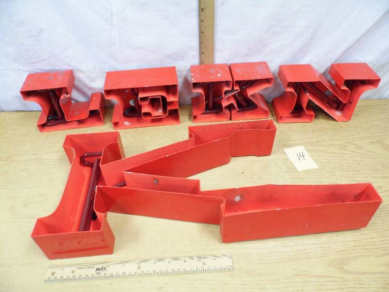 lot 14 image: Metal Letters - Neon
