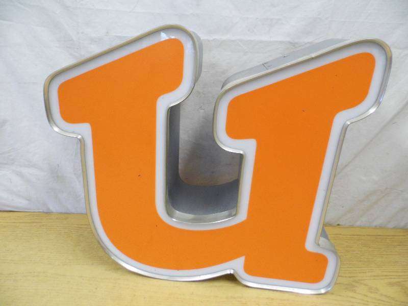 lot 17 image: Metal Letter U - Neon