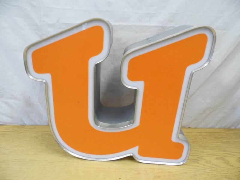 lot 18 image: Metal Letter U - Neon