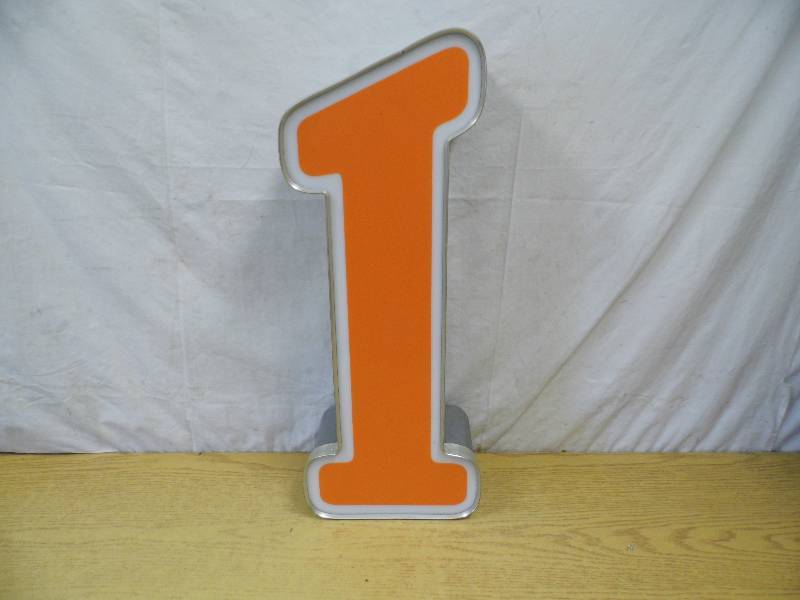 lot 21 image: Metal Letter L - Neon