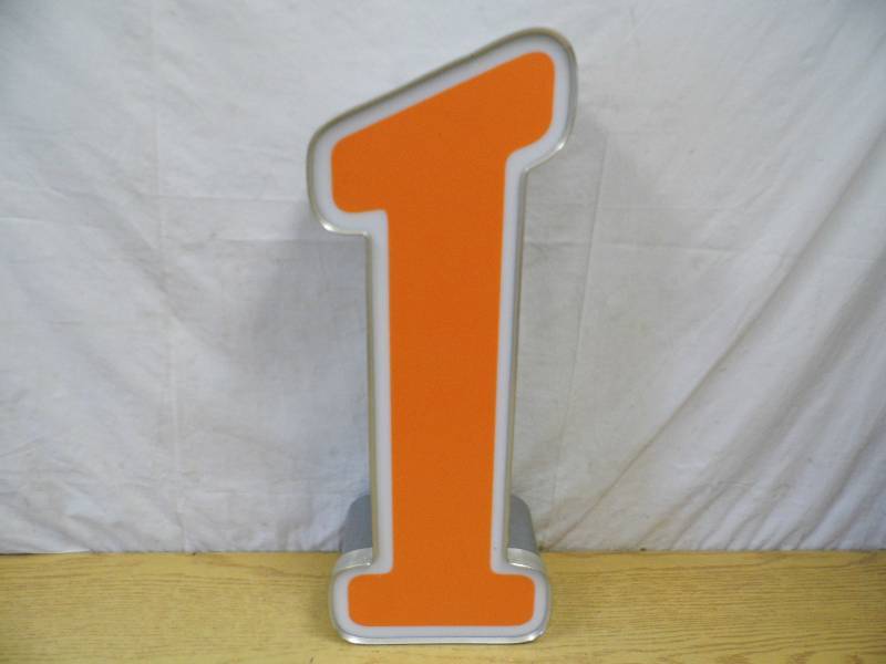 lot 22 image: Metal Letter L - Neon